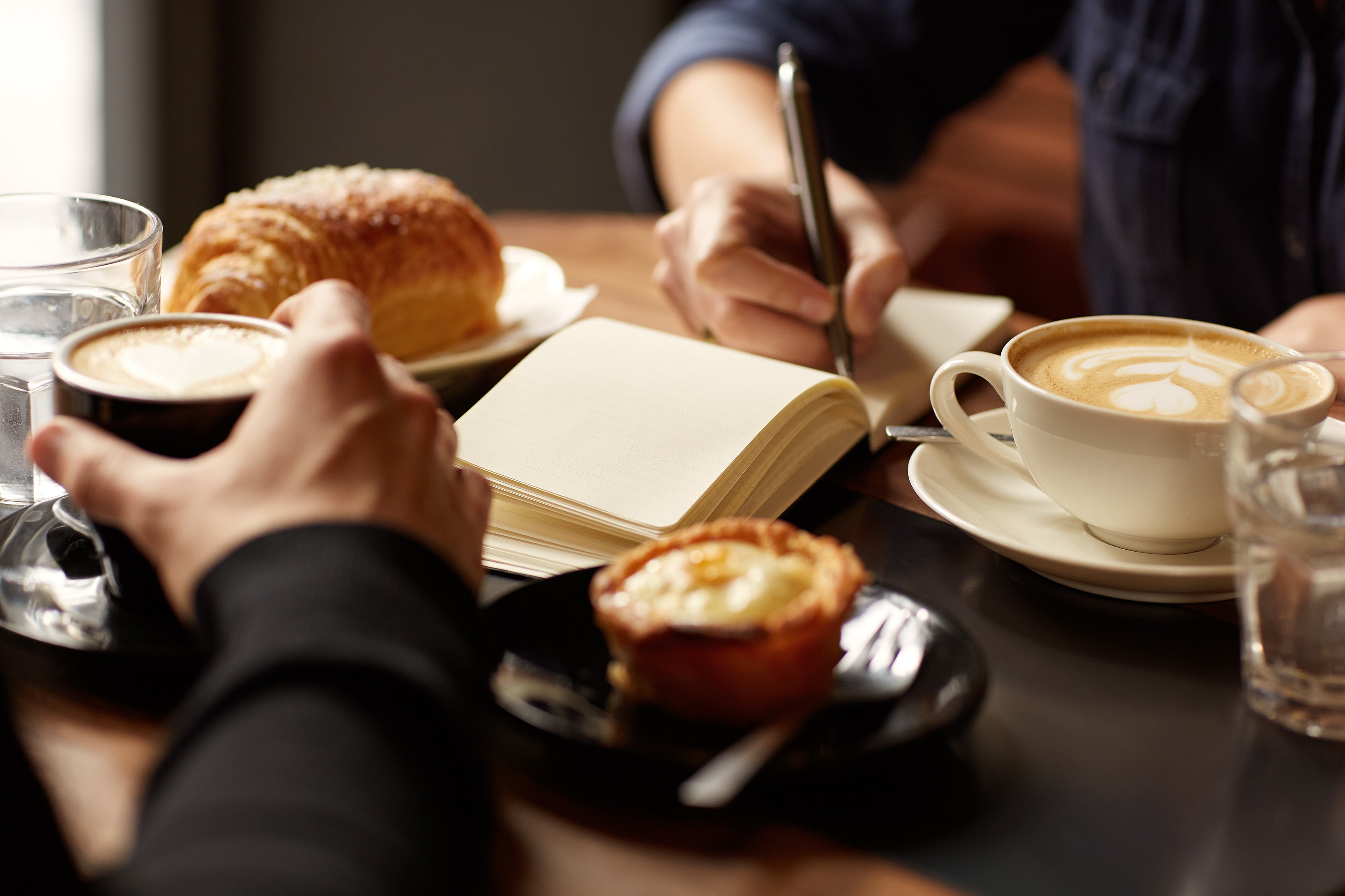 Frühstück mit Kaffee und Notizbuch