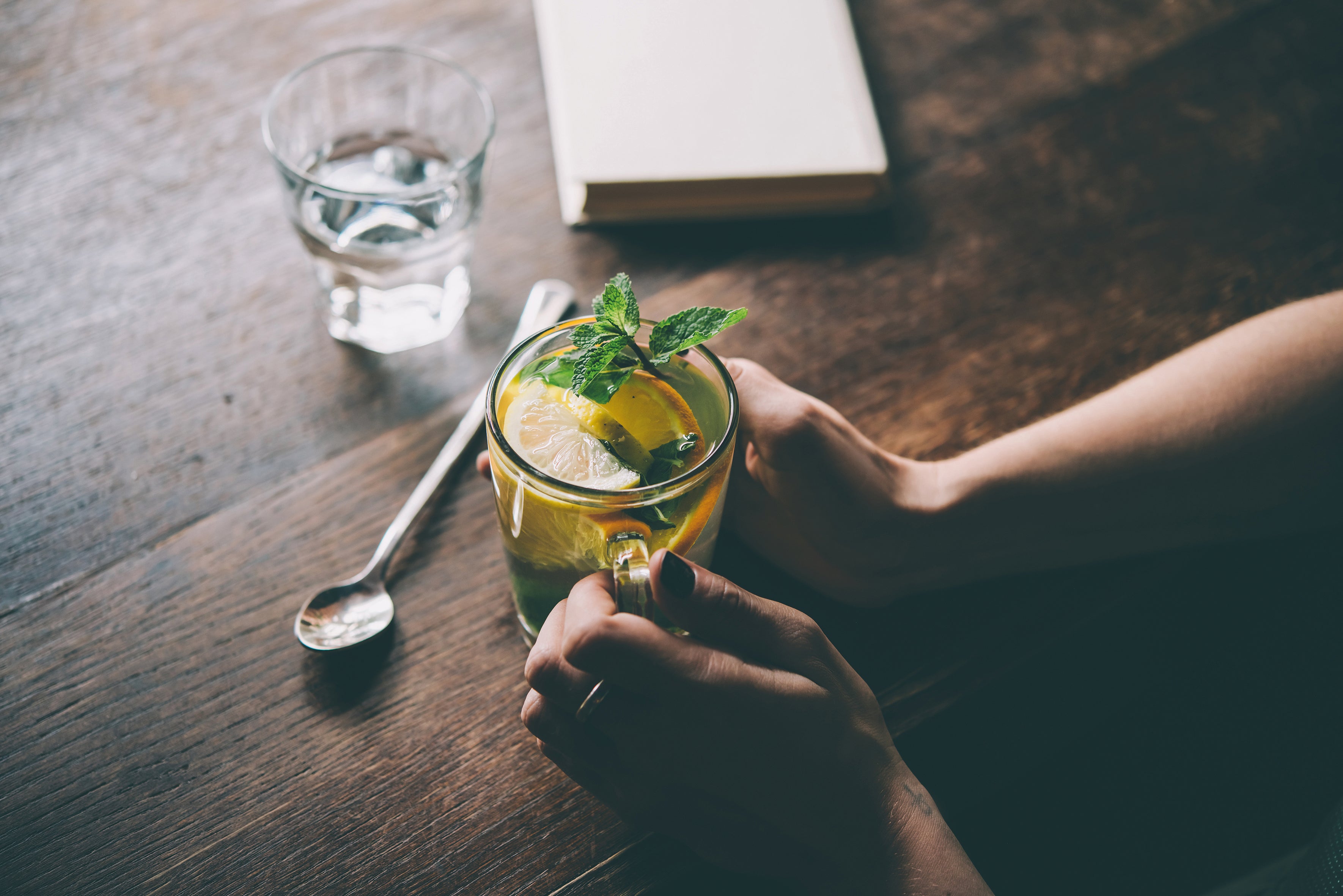 Tee im Glas mit Zitrone und Minze